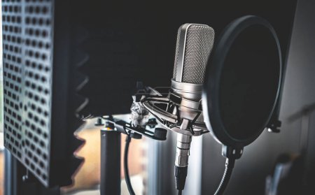 Téléchargez les photos : Microphone professionnel en studio d'enregistrement pour la création musicale en gros plan. Mic pour présentation vocale rock et pop - en image libre de droit