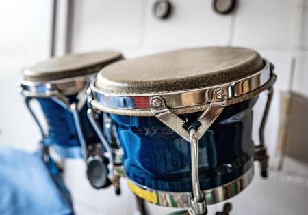Blaues Schlagzeug im Aufnahmestudio für harte Beat-Darbietungen in Nahaufnahme. Professionelles Musikinstrument für Rockkonzerte