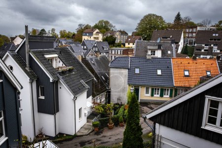 Foto de Vista sobre un tejado de pizarra en Solingen Geafrath, ciudad en Renania del Norte Westfalia, Alemania - Imagen libre de derechos