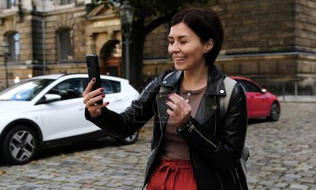 Foto de Mujer atractiva explora lugares turísticos de Dresde mientras charla en Messenger - Imagen libre de derechos