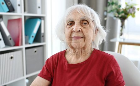 Porträt einer älteren Frau, die in die Kamera blickt