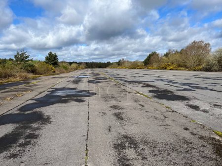 Pista abandonada Blackbushe Airport Hampshire Reino Unido con tierra abierta y naturaleza