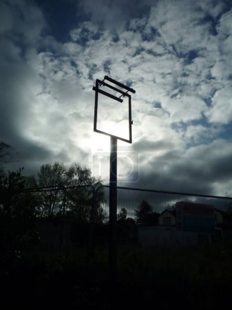 Téléchargez les photos : Moody enseigne de pub vide avec ciel bleu nuageux du Royaume-Uni - en image libre de droit
