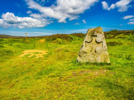 Lastingham Marker Stein auf North York Moors, North Yorkshire. Spur führt über das Moor