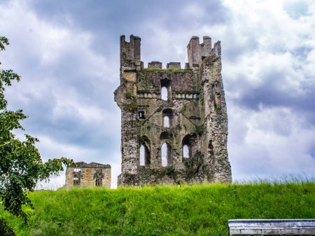 Helmsley Castle, Helmsley North Yorkshire. Antike gotische Ruinen bewölkt Himmel grünes Gras. 
