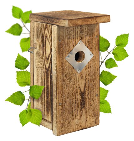 Foto de Casa de madera para pájaros caja de anidación hecha a sí misma con hojas de abedul verde, concepto de primavera, aislado - Imagen libre de derechos