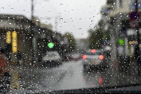 Blick des Fahrers auf die Stadt an einem regnerischen Tag