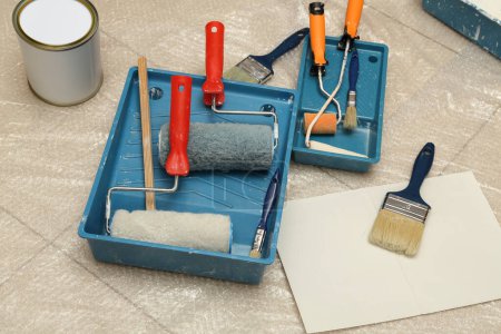 Téléchargez les photos : Outils et équipements de peinture usagés sur le sol - en image libre de droit