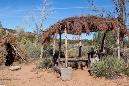Eine Ausstellung einer Paiute-Behausung im amerikanischen Südwesten am Pipe Springs National Monument in Arizona.