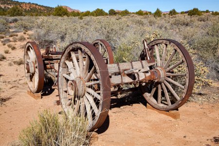 Rahmen und Räder eines alten Wagens in der Wüste des amerikanischen Südwesten am Pipe Springs National Monument, Arizona.