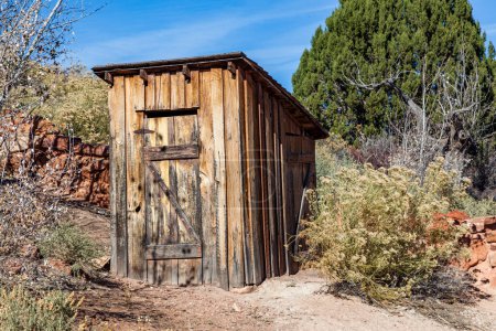 Ein historisches Haus befindet sich hinter dem Winsor Castle Fort am Pipe Springs National Monument in Arizona.