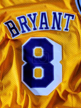 Foto de Jersey Kobe Bryant Lakers color amarillo, marco vertical: 07 July 2023 - Imagen libre de derechos