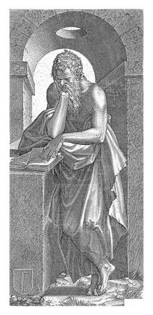 Foto de El apóstol Simón de pie delante de un arco, sosteniendo su cabeza con la mano, mientras lee en un libro. - Imagen libre de derechos