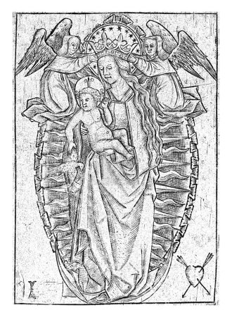 Foto de Madonna como reina del cielo, con nimbo alrededor de su cabeza, rodeada por un halo y de pie en la luna creciente. Ella es coronada por dos ángeles. El Niño Jesús los lleva en el brazo derecho. - Imagen libre de derechos