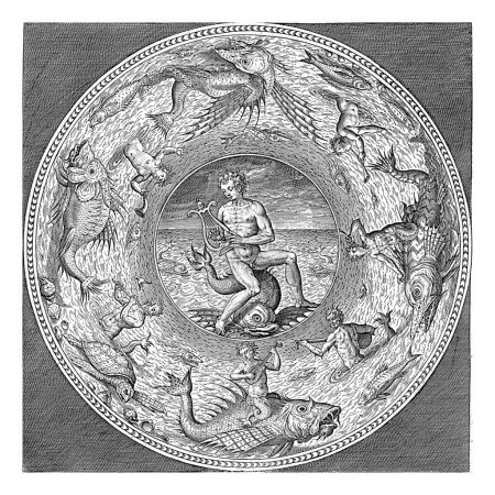 Untertasse mit Arion, Adriaen Collaert, um 1580 - vor 1618 sitzt Arion auf dem Delphin und spielt die Lyra. Am Rande stehen musizierende Nerds und Tritons.