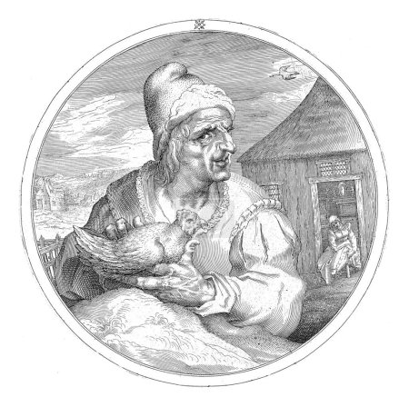 Foto de Un hombre vestido con un vestido, sosteniendo una gallina en sus manos. En el fondo en la puerta, su esposa tira de los pantalones. - Imagen libre de derechos
