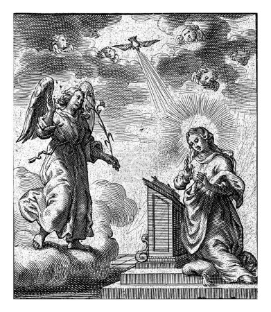 Foto de María arrodillada ante su silla de oración, con el ángel Gabriel a la izquierda con una rama de lirio en la mano. Entre las nubes de querubines y el Espíritu Santo en forma de paloma. - Imagen libre de derechos