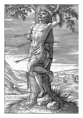 Téléchargez les photos : Saint Sébastien est attaché à un arbre. Des flèches ont percé son corps. En arrière-plan une vue d'une ville. - en image libre de droit