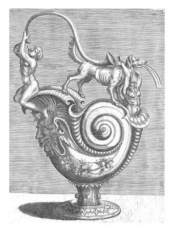 Téléchargez les photos : Cruche en forme de coquille d'escargot, sur le bec se trouve un homme soufflant une corne, Balthazar van den Bos, d'après Cornelis Floris (II), 1548 La corne forme l'oreille et repose sur le dos d'un chien. - en image libre de droit