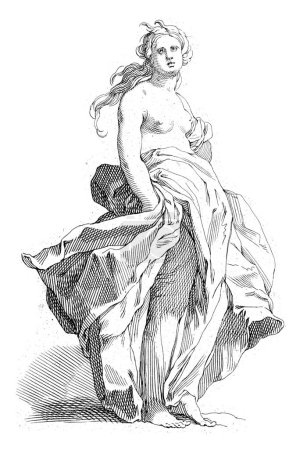 Foto de Una mujer de pie con la parte superior desnuda del cuerpo, envuelto alrededor de su cintura un gran paño cubierto. - Imagen libre de derechos