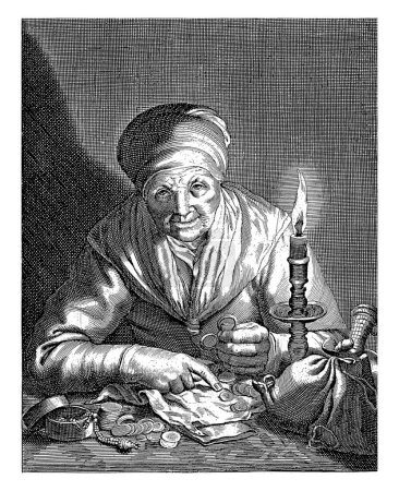 Foto de Una anciana se sienta a la luz de un candelero contando su dinero. A la izquierda en la mesa una bolsa, a la derecha un joyero. Con leyenda holandesa de dos líneas. - Imagen libre de derechos