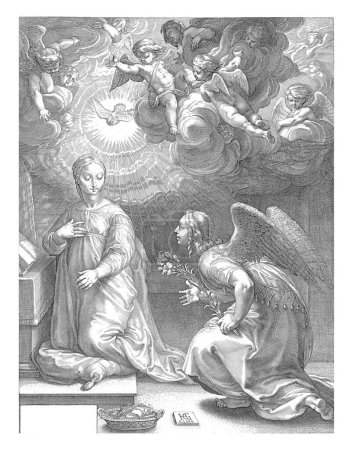 Foto de El ángel Gabriel anuncia el nacimiento de Cristo a María, que está arrodillada junto a un atril. Una paloma desciende del cielo, rodeada de ángeles. En la parte inferior izquierda de la actuación una asignación en latín; - Imagen libre de derechos