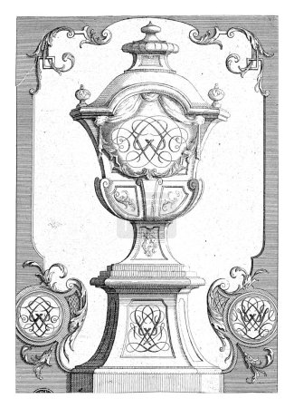Téléchargez les photos : Vase de jardin avec monogramme, Gerrit Visscher, d'après Jean Bernard Honore Turreau, 1690 - 1710 - en image libre de droit