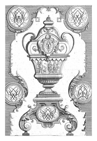 Téléchargez les photos : Panneau avec vase de jardin avec quelques guerriers et monogramme sur la base et monogrammes dans les coins supérieurs et le bord, Gerrit Visscher, d'après Jean Bernard Honore Turreau, 1690 - 1710 - en image libre de droit