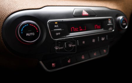 Téléchargez les photos : Bouton de climatisation dans une voiture. Climatisation dans la voiture neuve. équipements intérieurs de voiture modernes. Voiture intérieure. - en image libre de droit