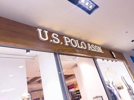 Foto de Ereván, Armenia, 17 de diciembre de 2022: Letrero de la tienda estadounidense POLO ASSN. Shop U. S. Polo Assn. en el centro comercial. Logo de la empresa. - Imagen libre de derechos