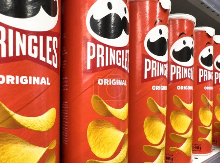 Téléchargez les photos : Erevan, Arménie, 21 mars 2023 : Emballage de chips Pringles avec un nouveau logo brut. Logo Pringles - en image libre de droit