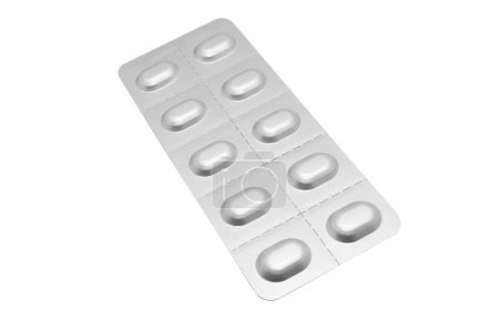 Makro-Schuss Haufen Tabletten Pille in silberner Blisterverpackung isoliert auf weißem Hintergrund. Blisterverpackung aus Aluminiumfolie. Apothekenprodukte. Medikamententabletten und Medikamente aus nächster Nähe. Pillen-Hintergrund