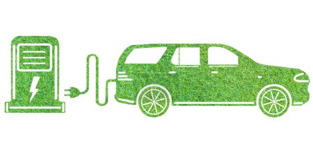 Téléchargez les photos : Concept de voiture écologique avec borne de recharge pour véhicules électriques. Voiture EV couverte d'herbe isolée sur fond blanc. Énergie verte propre et durable. - en image libre de droit