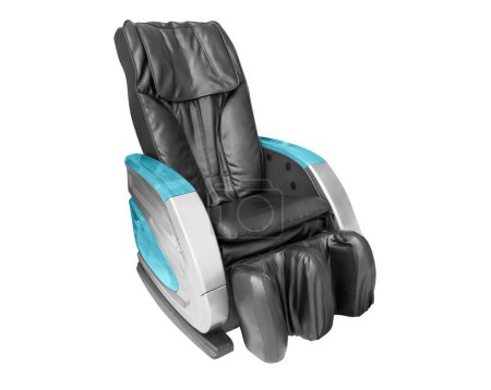 Téléchargez les photos : Chaise de massage moderne isolée sur fond blanc. Chaises de massage électriques. soins de santé avec fauteuil de massage. Chaise de massage électrique inclinable en cuir isolé - en image libre de droit
