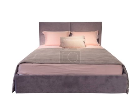 Foto de Elegante cama acogedora con cabecera, manta y almohadas aisladas sobre fondo blanco. Cama con una manta y almohadas aisladas - Imagen libre de derechos
