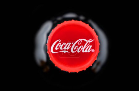 Foto de Ereván, Armenia, 10 de mayo de 2023: logotipo de Coca Cola en una tapa de corcho Botella negra de agua con gas de Coca-Cola. Vista superior. Logo clásico de la empresa - Imagen libre de derechos
