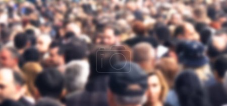 Téléchargez les photos : Une foule de gens avec des hommes et des femmes brouillés dans la rue animée de la ville. Foule floue de gens en démonstration - en image libre de droit