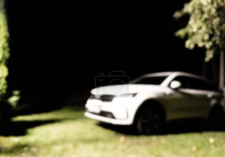 Foto de Fondo borroso con coche de lujo moderno en la noche. Detalles exteriores del coche moderno. Rayo suave - Imagen libre de derechos
