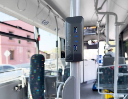 Prise ou prise de recharge USB dans un bus de transport public en Europe. Chargeur de port USB dans le bus public pour passager