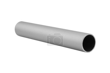 Nuevos tubos de aleación de aluminio de metal de acero inoxidable galvanizado brillante de alta calidad. Materiales de construcción industriales aislados sobre fondo blanco.
