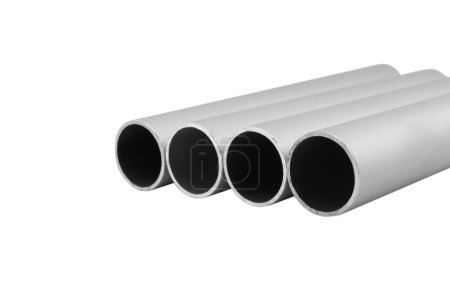 Nuevos tubos de aleación de aluminio de metal de acero inoxidable galvanizado brillante de alta calidad. Materiales de construcción industriales aislados sobre fondo blanco.