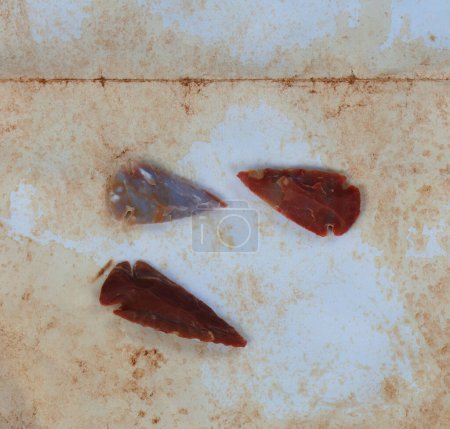 Foto de Puntas de flecha americanas nativas vintage sobre fondo de textura de papel descolorido - Imagen libre de derechos