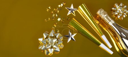 Téléchargez les photos : Fête du Nouvel An sur fond d'or avec bouteille de champagne, bruyants, étoiles, arcs et confettis. Parfait pour d'autres événements comme Noël, anniversaire ou anniversaire - en image libre de droit