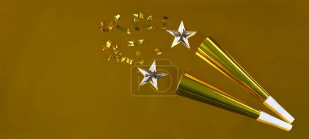 Téléchargez les photos : Célébration du Nouvel An sur fond doré avec bruyants, étoiles et confettis. Parfait pour d'autres événements comme Noël, anniversaire ou anniversaire - en image libre de droit