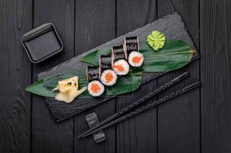Maki rueda con salmón. Menú de sushi. Comida japonesa.