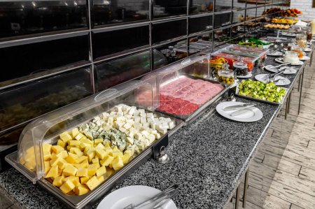 Téléchargez les photos : Petit déjeuner Buffet Concept, Petit déjeuner à l'Hôtel de Luxe. Nourriture délicieuse et variée à l'hôtel - en image libre de droit