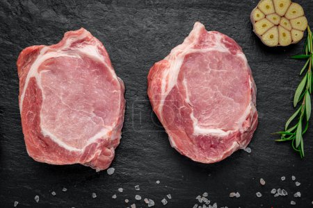 Téléchargez les photos : Viande biologique crue. Biftecks de porc, filets pour griller, cuire ou frire
. - en image libre de droit