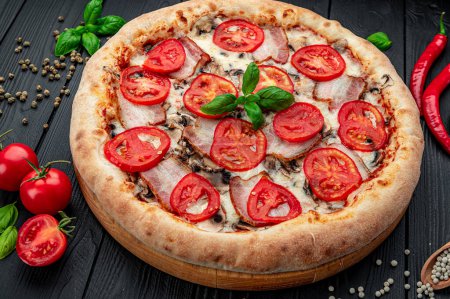 Téléchargez les photos : Pizza savoureuse et grande avec différents types de viande. Vue de dessus de pizza chaude. - en image libre de droit
