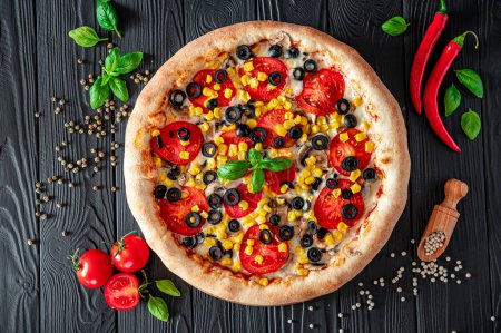 Téléchargez les photos : Grande et savoureuse pizza avec différents types de viande. Pizza italienne aux saucisses, poulet et champignons - en image libre de droit
