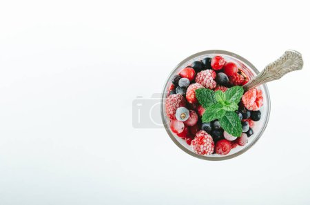 Foto de Desayuno saludable con chía, yogur y bayas. Foto de alta calidad, vista superior. - Imagen libre de derechos